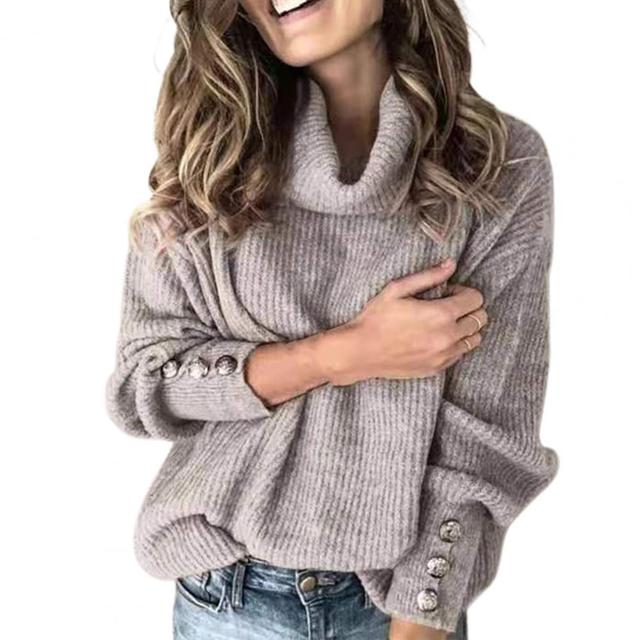 Detalj av den rymliga passformen på en vit oversized polotröja för kvinnor, perfekt att bära i höst.