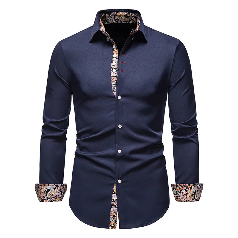 Stilren kvinnors skjorta med intrikat paisley-mönster, idealisk för både fest och vardagslook.