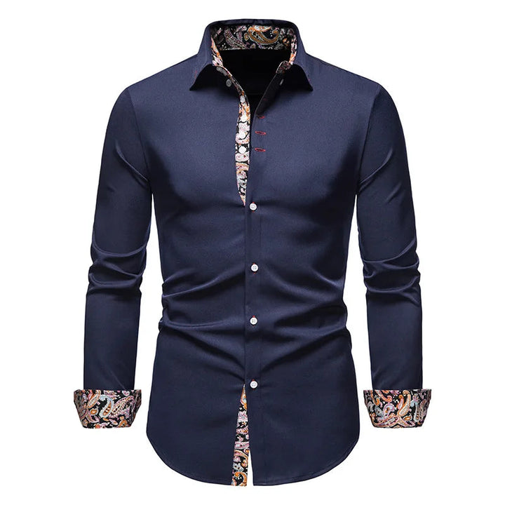 Stilren kvinnors skjorta med intrikat paisley-mönster, idealisk för både fest och vardagslook.