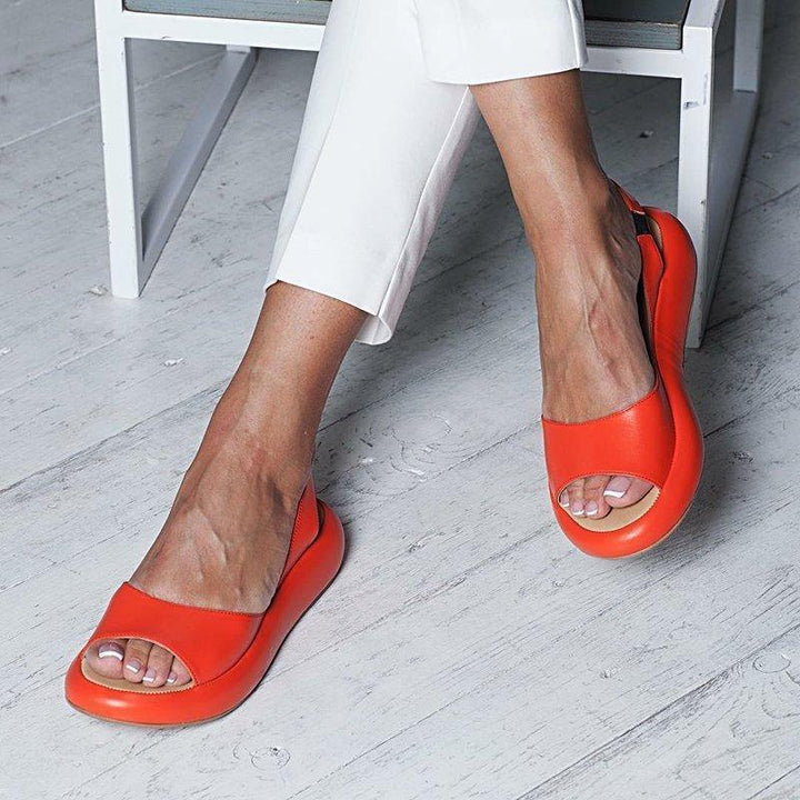 "Kvinnors peep toe platta sandaler i flera färger, elegant design med syntetiskt läder och slip-on funktion."