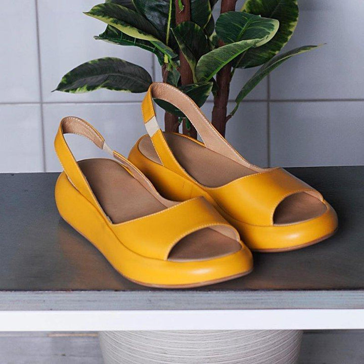 "Kvinnors peep toe platta sandaler i flera färger, elegant design med syntetiskt läder och slip-on funktion."
