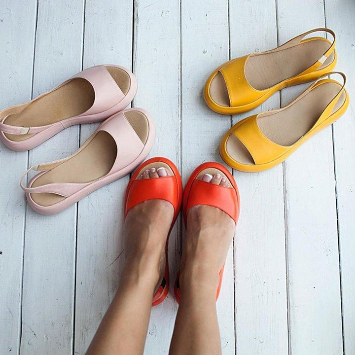 "Kvinnors peep toe platta sandaler i flera färger, elegant design med syntetiskt läder och slip-on funktion."