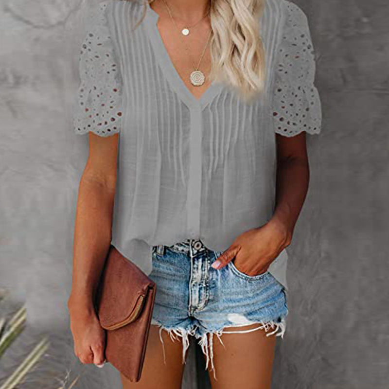 "Kvinnors plisserad V-ringad skjorta i sommarstil, A-linjedesign, elegant och modern look, vit, polyester, avslappnad."
