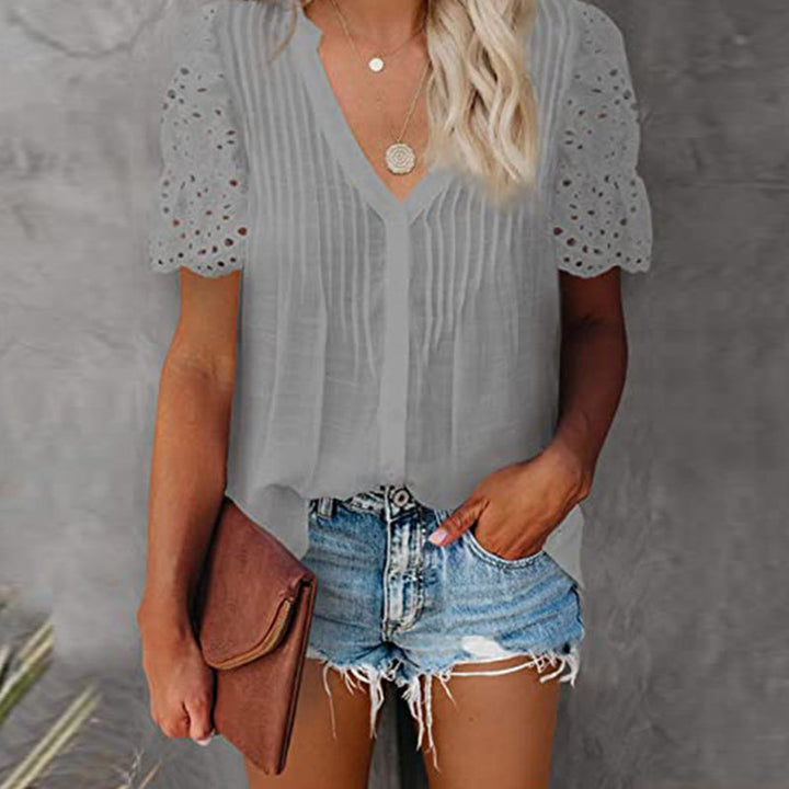 "Kvinnors plisserad V-ringad skjorta i sommarstil, A-linjedesign, elegant och modern look, vit, polyester, avslappnad."