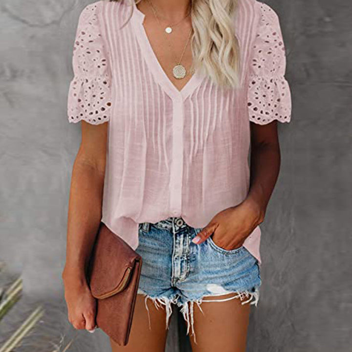 "Kvinnors plisserad V-ringad skjorta i sommarstil, A-linjedesign, elegant och modern look, vit, polyester, avslappnad."