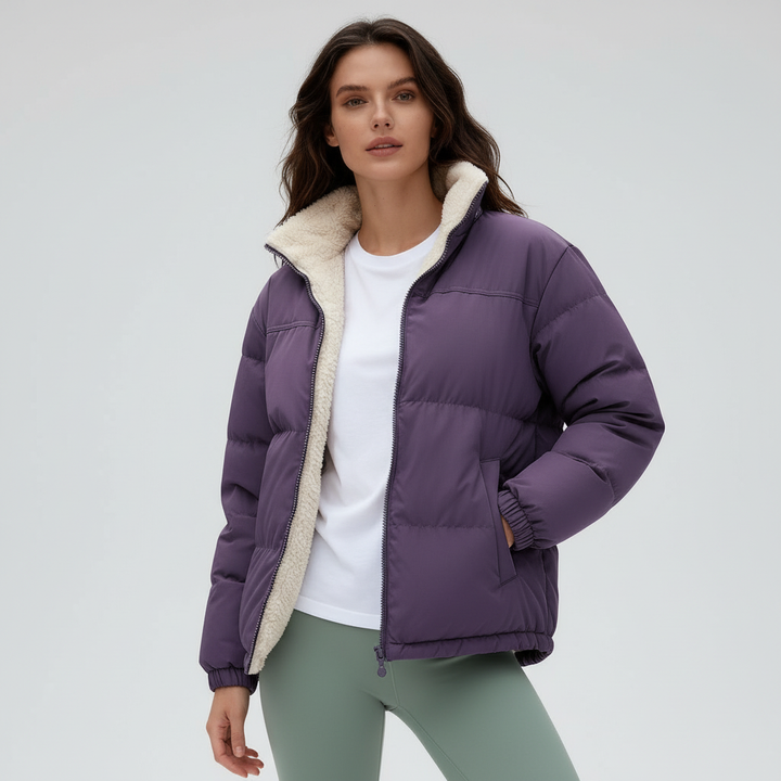 Kvinnors varma vinterjacka i beige, quiltad med elegant ståkrage, perfekt för kyla.