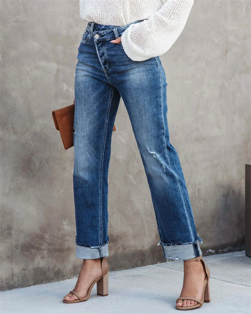 Detaljbild på högmidjade raka damjeans, visar textur stretchtyg, bekväma för vår/höst.