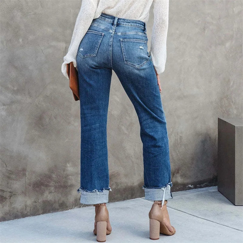 Modell bär komfortjeans med raka ben och hög midja, mångsidiga vardagsjeans för kvinnor.