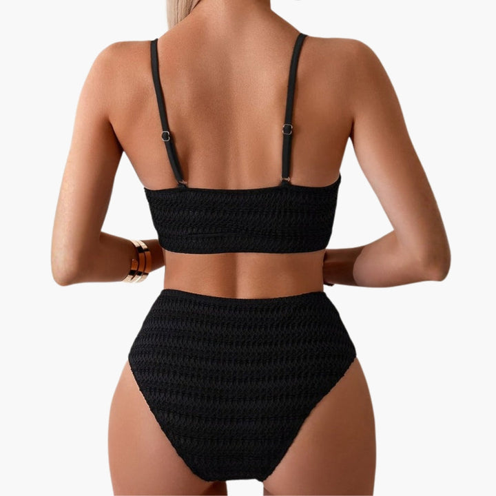 Elegant ribbad bikini för kvinnor med smala spaghettiremmar och bekväm hög midja. Perfekt sommarstil.
