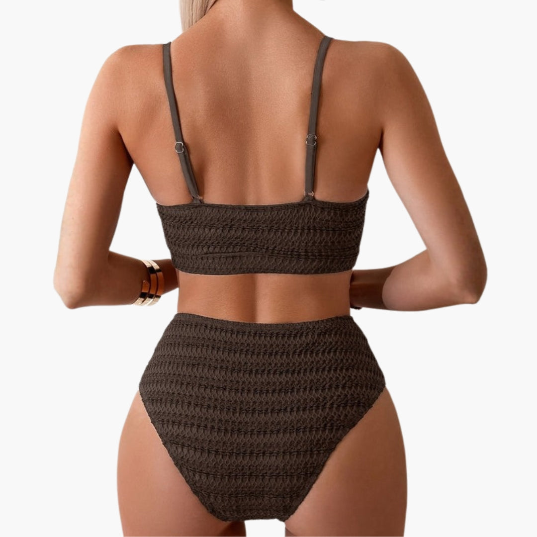 Trendigt kvinnors badkläder: ribbad bikini med spaghettiremmar och hög midja för en modern strandlook.