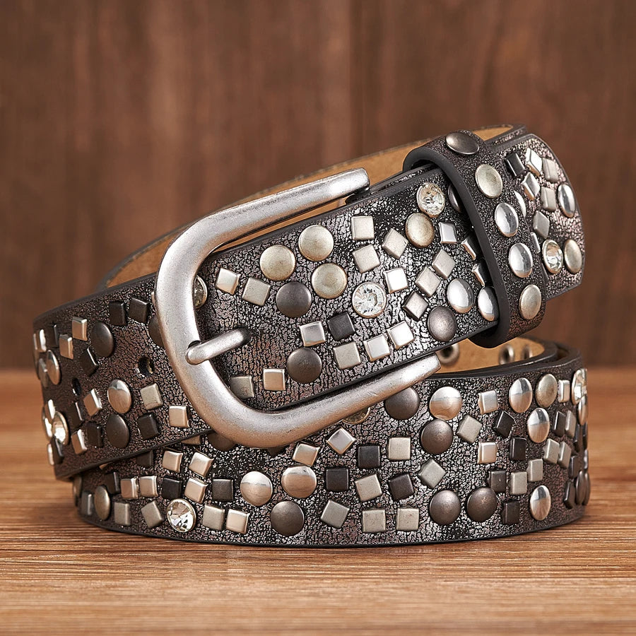 Trendigt kvinnors modebälte; rockigt nitbälte med strass, en unik accessoar för din jeanslook.