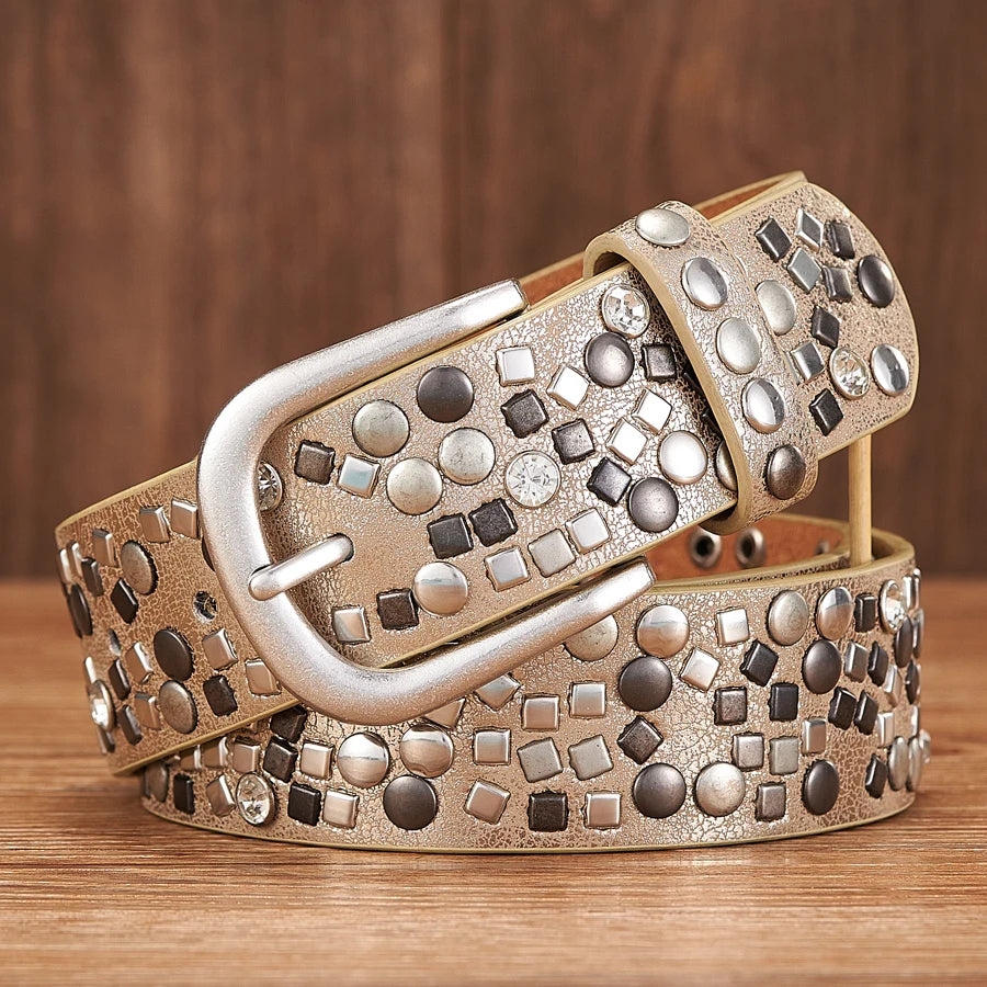 Detaljerat kvinnors rockiga bälte med silverfärgade nitar och gnistrande strass, perfekt till jeans.