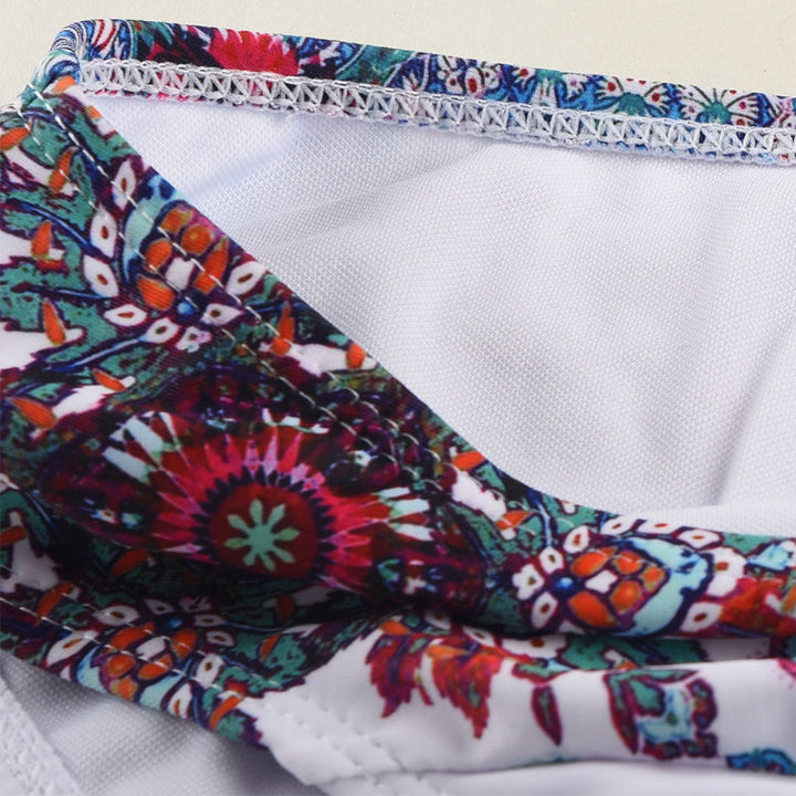 "Kvinnors sommarblommig bikiniset framifrån, livlig blommig design i blå och vit för strand och pooldagar."