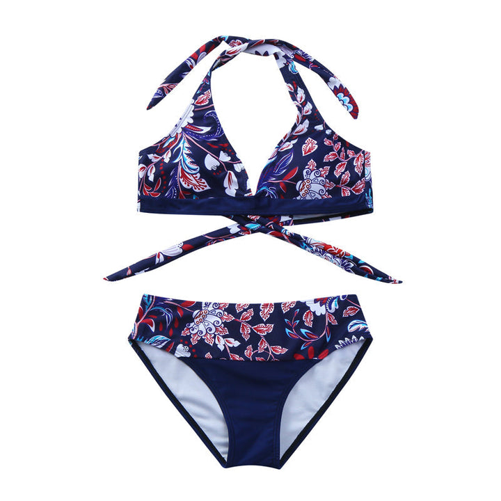 "Kvinnors sommarblommig bikiniset framifrån, livlig blommig design i blå och vit för strand och pooldagar."