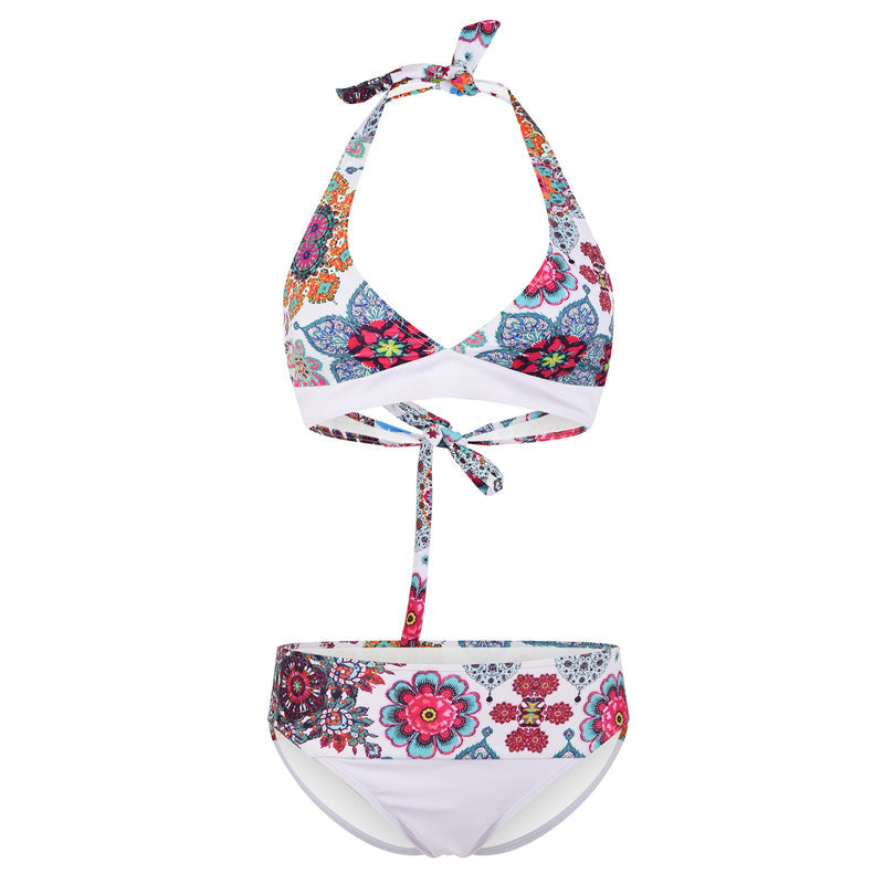 "Kvinnors sommarblommig bikiniset framifrån, livlig blommig design i blå och vit för strand och pooldagar."