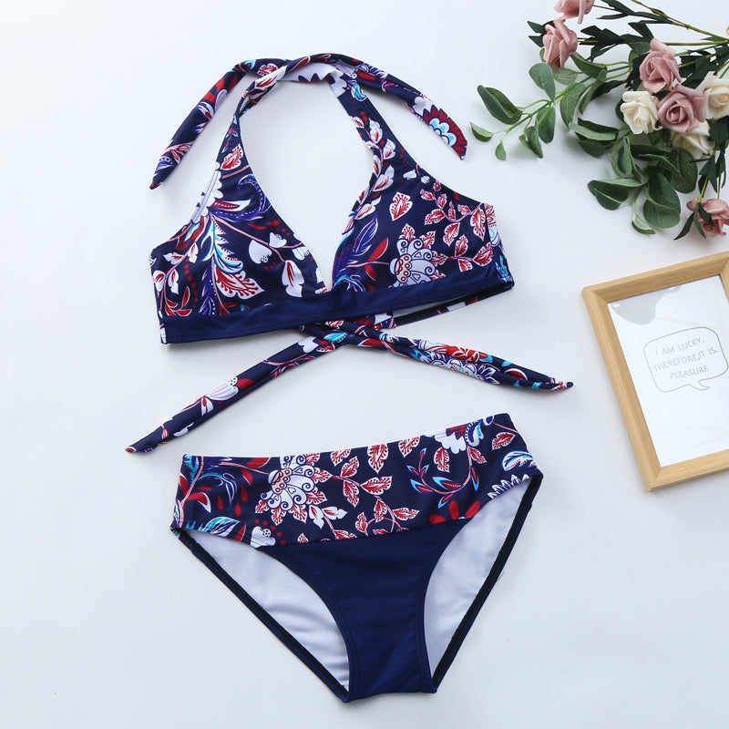 "Kvinnors sommarblommig bikiniset framifrån, livlig blommig design i blå och vit för strand och pooldagar."