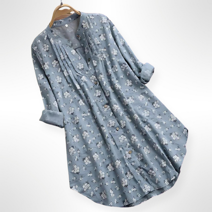 Modell bär bekväm sommarblus med blommönster, vardagsstil, med kort ärm och krage för avslappnad look.