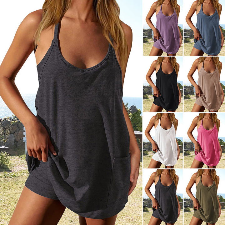 "Kvinnors sommarjumpsuit i lätt tyg, camisole-topp och shorts, perfekt för varma dagar med stil och komfort."