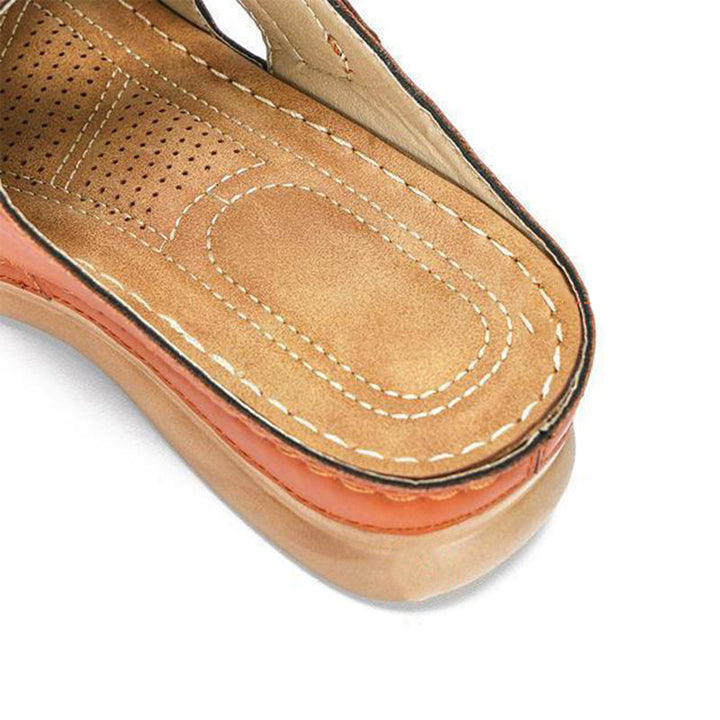 Kvinnors sommarsandaler med öppen tå i svart, blå, khaki; syntetiskt läder med mellanklack och rundad tå för sommarbruk.