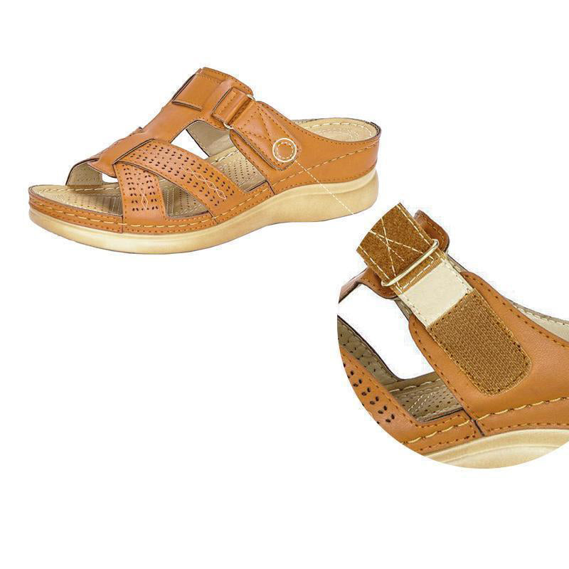 Kvinnors sommarsandaler med öppen tå i svart, blå, khaki; syntetiskt läder med mellanklack och rundad tå för sommarbruk.