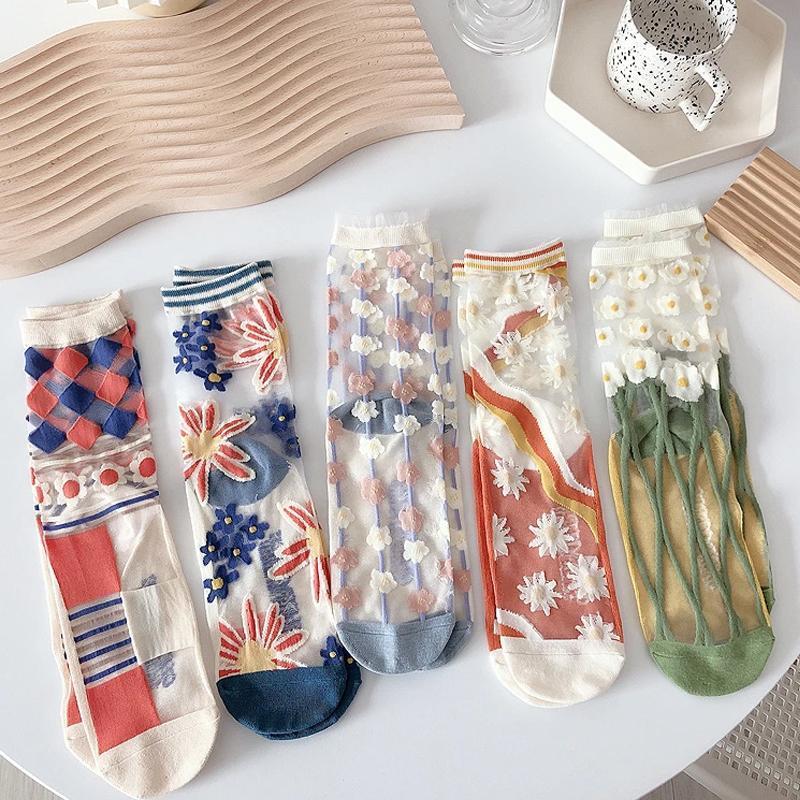 "Kvinnors sommarstrumpor i kristallmönster, genomskinliga med elegant design, perfekt för stil och komfort."