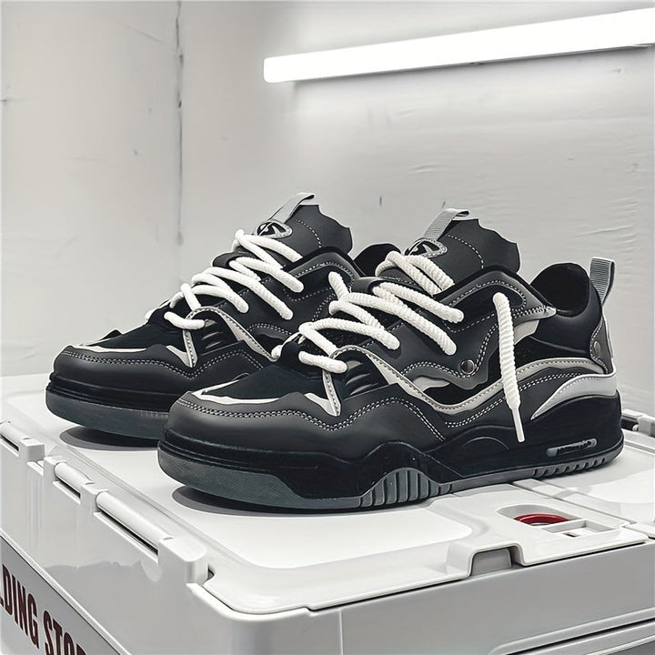 Närbild på ovandel av bekväma kvinnors sneakers, med fokus på material och snörning, optimala vardagsskor.