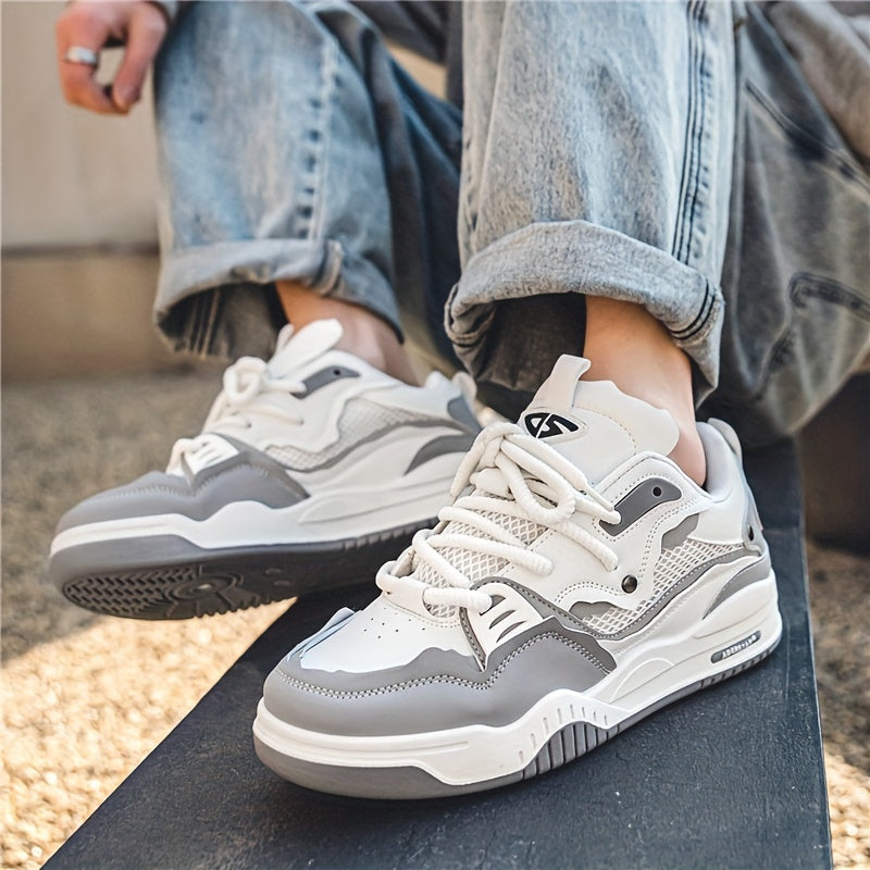 Kvinnoskor: Stilrena sport sneakers i helprofil, visar sulans design och komfort för promenader.