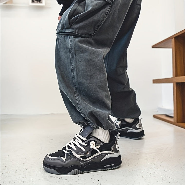 Detaljbild på sulan av trendiga sneakers för kvinnor, framhäver grepp och dämpning för sportiga aktiviteter.