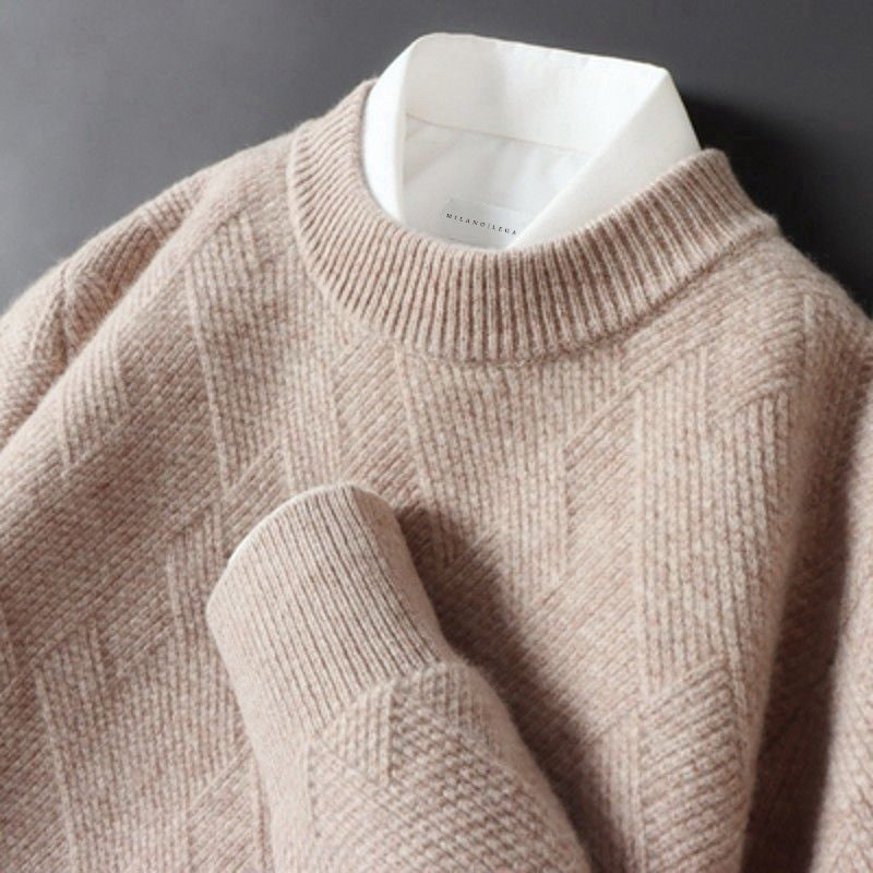 Modell bär en mångsidig kvinnors stickad tröja, markerar dess komfort och stil för höstmode