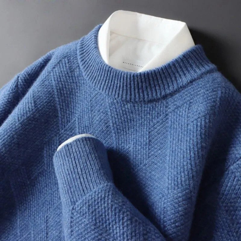 Detaljbild av de ribbade manschetterna på en elegant stickad tröja, visar dess höga kvalitet