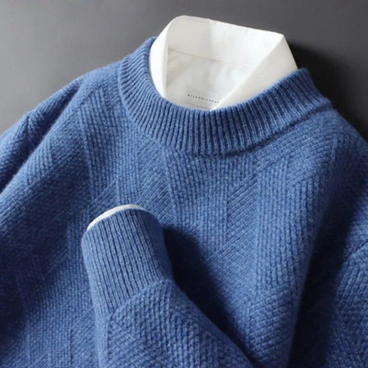 Detaljbild av de ribbade manschetterna på en elegant stickad tröja, visar dess höga kvalitet