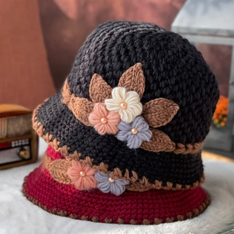 "Kvinnors tjocka blommiga stickad mössa i ull, vinröd, värmande och elegant för vinter."