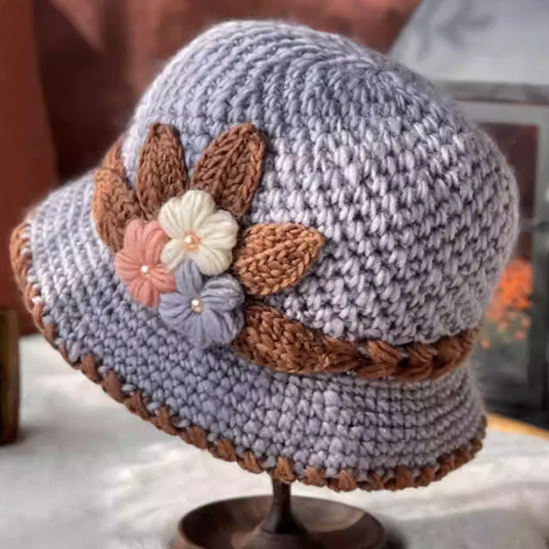 "Kvinnors tjocka blommiga stickad mössa i ull, vinröd, värmande och elegant för vinter."