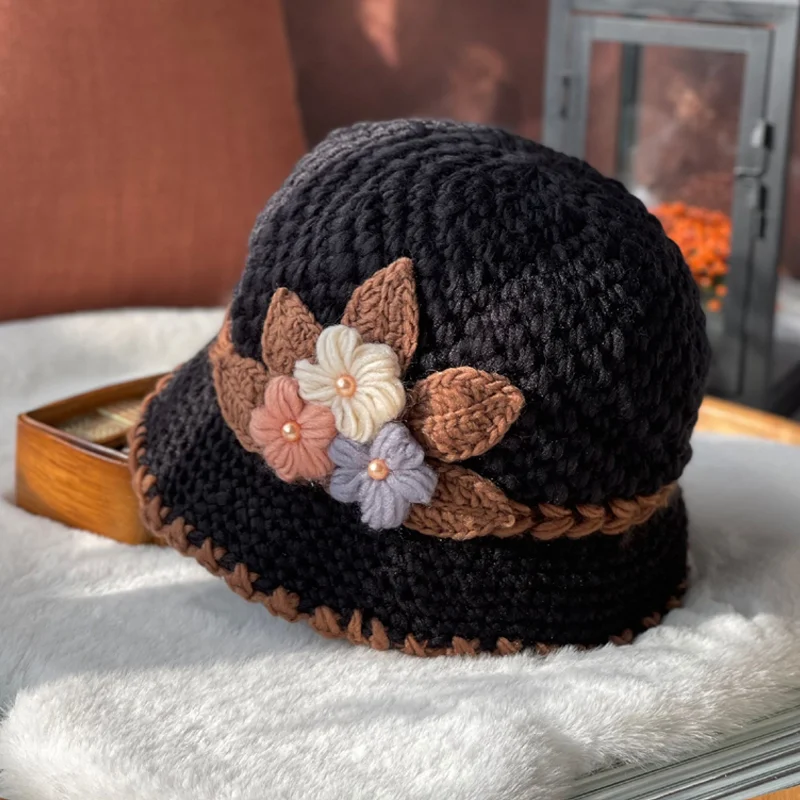 "Kvinnors tjocka blommiga stickad mössa i ull, vinröd, värmande och elegant för vinter."