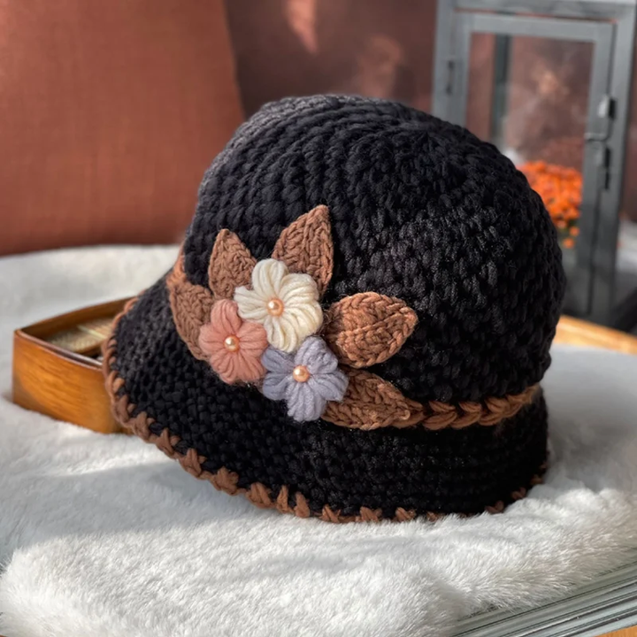 "Kvinnors tjocka blommiga stickad mössa i ull, vinröd, värmande och elegant för vinter."
