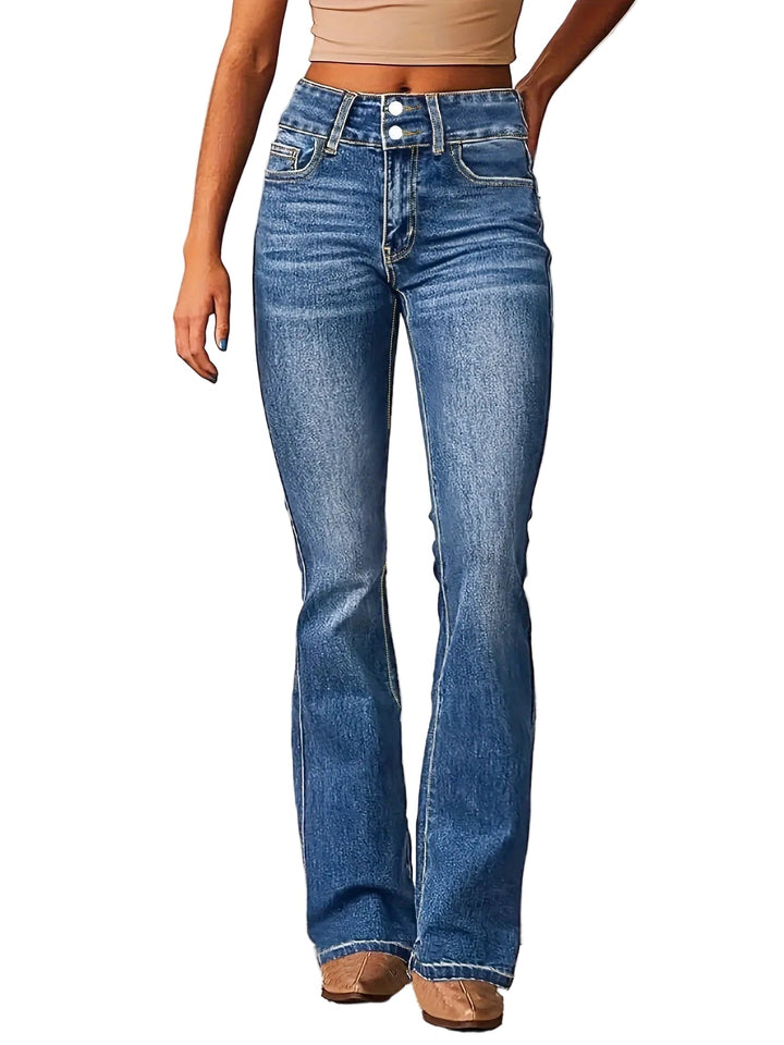 Kvinnors utsvängda stretchjeans med hög midja i klassisk blå färg, bekväma och moderna.