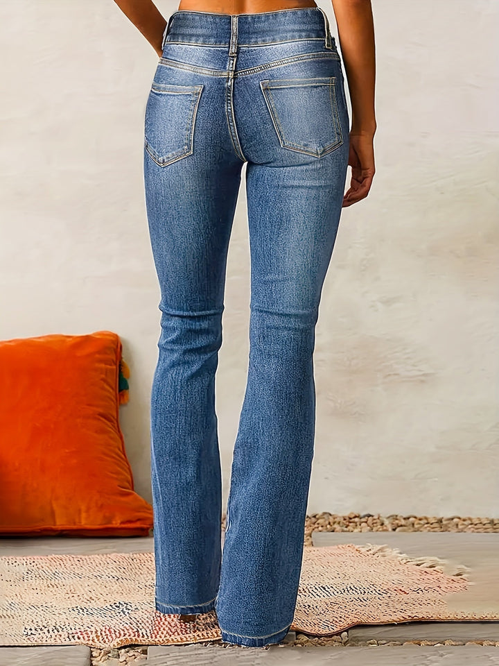 Utsvängda kvinnors blå jeans med hög midja, detaljerad söm och stretch för komfort.
