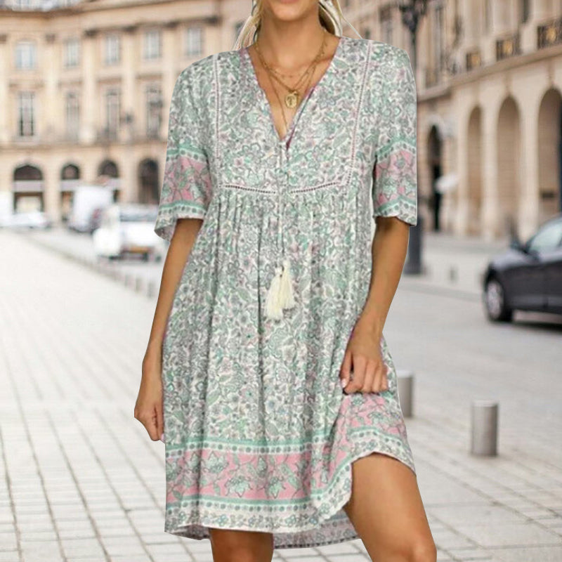 "Kvinnors v-ringad mini spetsklänning i polyester, elegant och lös passform, flera färger, perfekt för alla tillfällen."