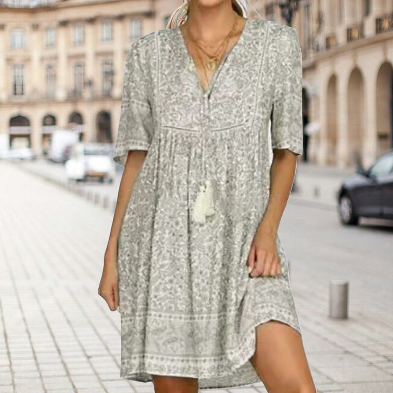 "Kvinnors v-ringad mini spetsklänning i polyester, elegant och lös passform, flera färger, perfekt för alla tillfällen."