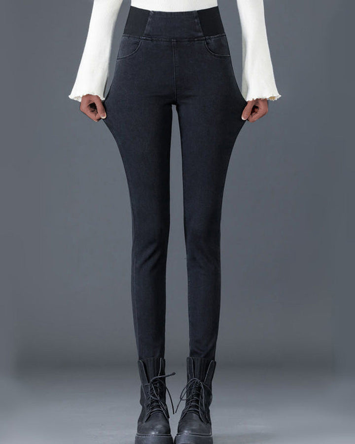 Modell bär bekväma fleecefodrade leggings med hög midja, idealiska för kylan.