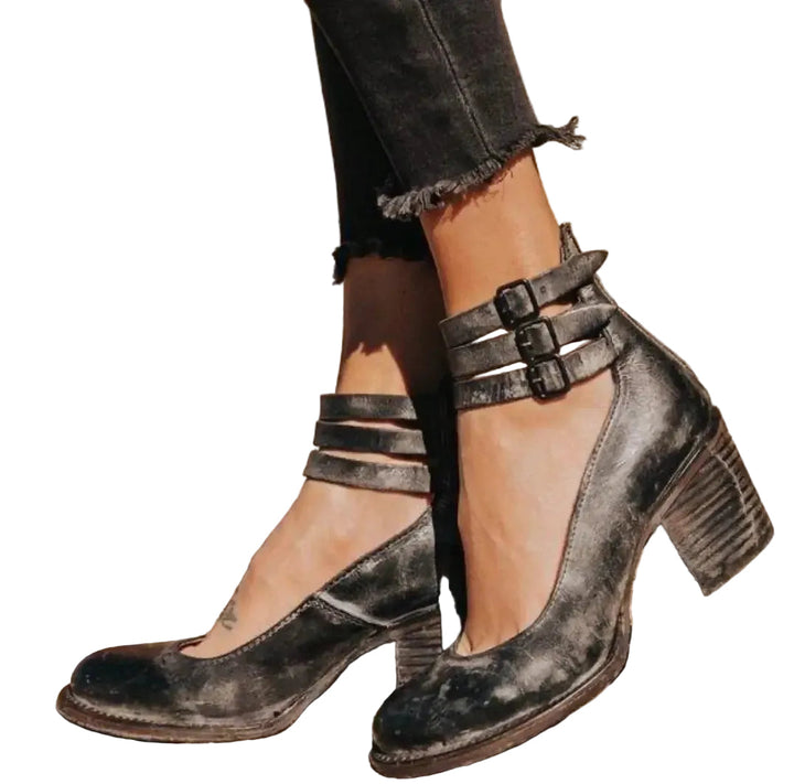 Kvinnors vintage högklackade pumps i elegant svart, perfekt för afton och fest. Tidlös design.