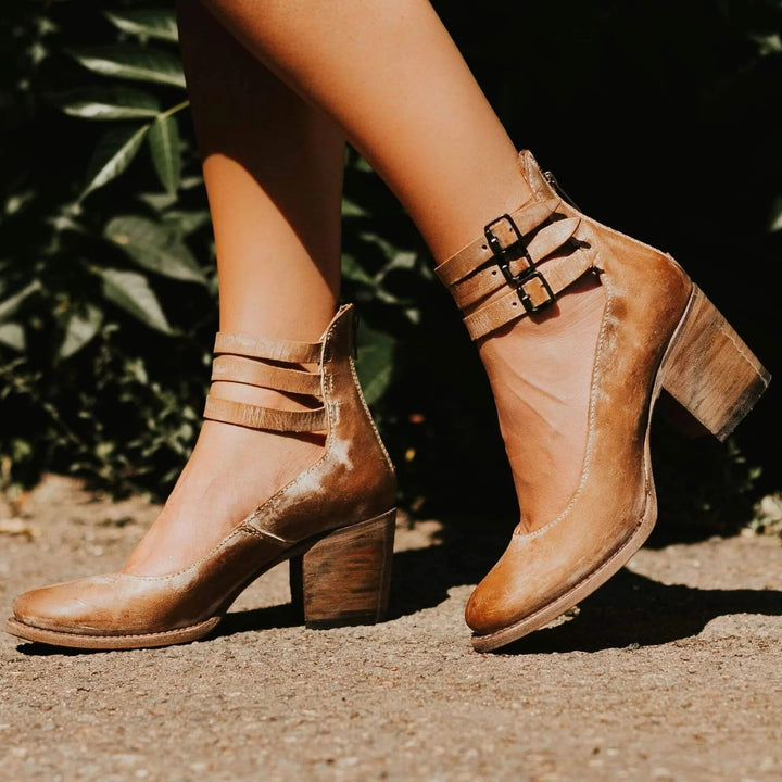 Fullängdsbild av kvinnors vintage högklackade pumps, redo att bäras för en sofistikerad stil.