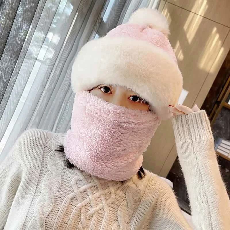 "Kvinnors vintermaskhalsduk med pälsboll, inbyggd mössa, trendiga färger, eleganta dameraccessoarer för vintertid."