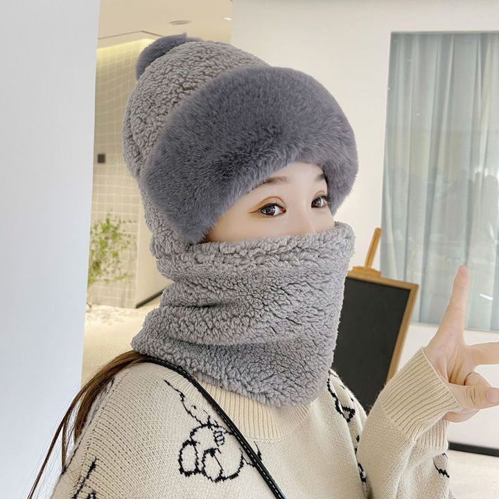 "Kvinnors vintermaskhalsduk med pälsboll, inbyggd mössa, trendiga färger, eleganta dameraccessoarer för vintertid."