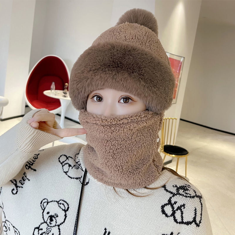"Kvinnors vintermaskhalsduk med pälsboll, inbyggd mössa, trendiga färger, eleganta dameraccessoarer för vintertid."