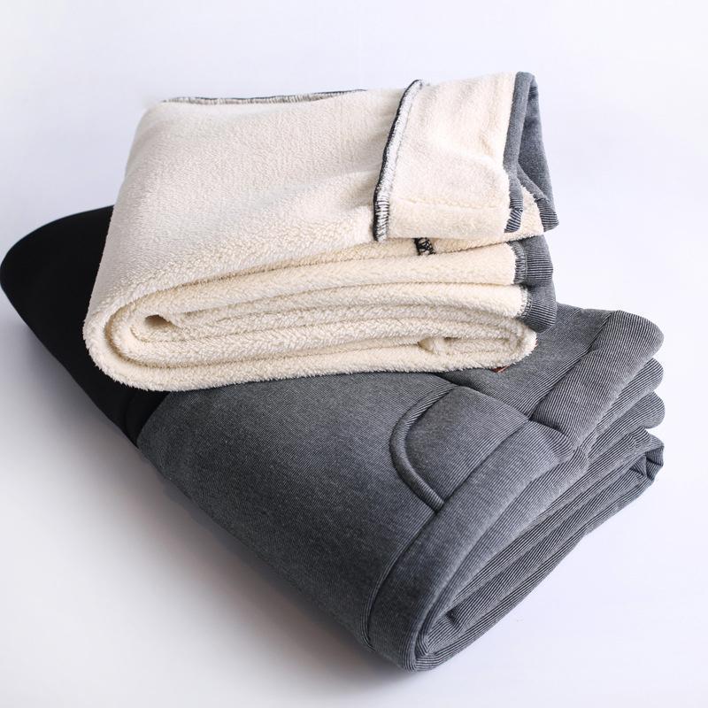 "Kvinnors vintertäta fleecefodrade leggings i grått eller svart, med elastisk passform och mjukt foder för optimal värme."