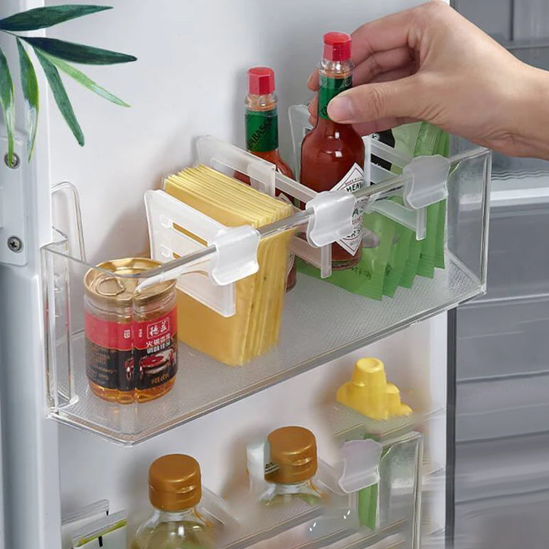 "Kylutrymme tilldelare i transparant plast, effektiv förvaring i köket. Diskret, vit design med hög anpassningsbarhet."