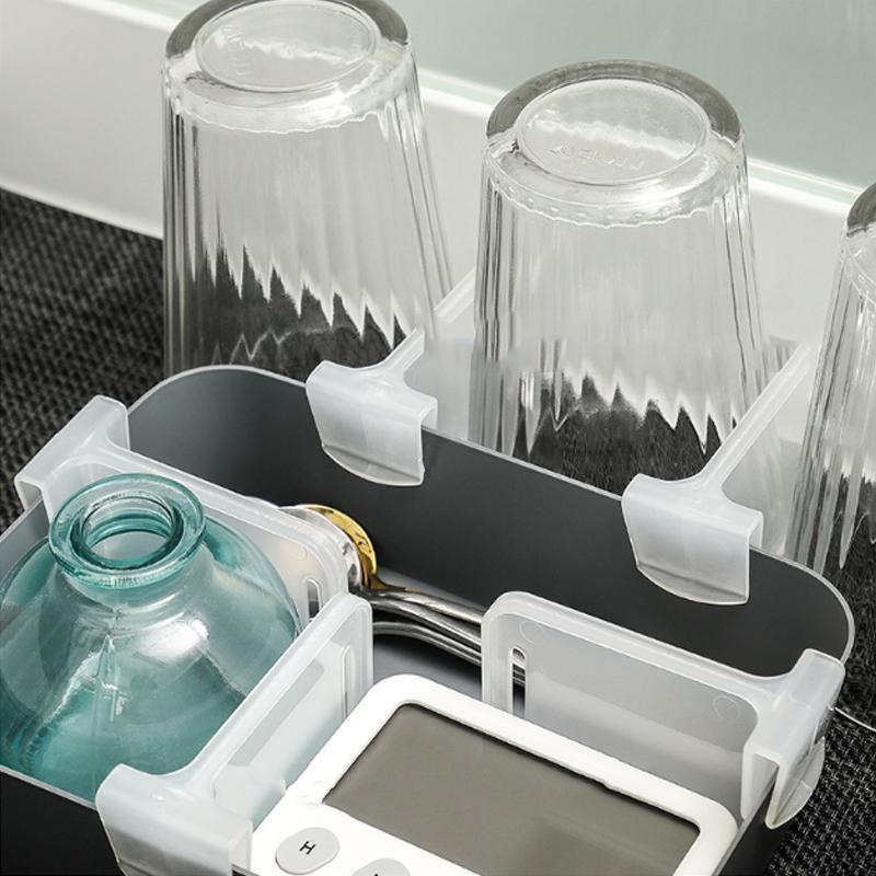 "Kylutrymme tilldelare i transparant plast, effektiv förvaring i köket. Diskret, vit design med hög anpassningsbarhet."