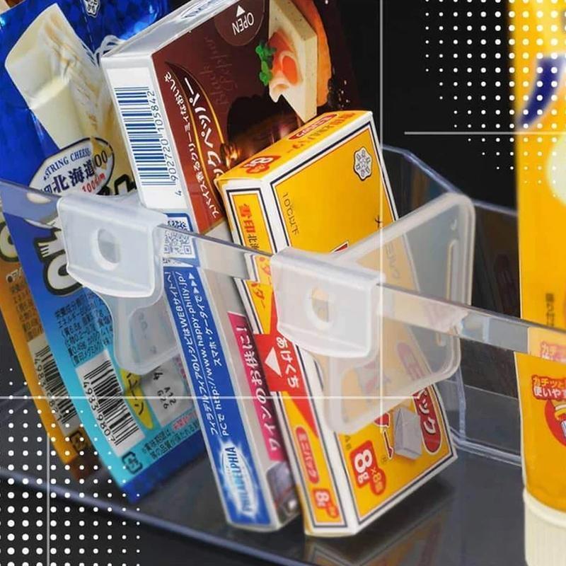 "Kylutrymme tilldelare i transparant plast, effektiv förvaring i köket. Diskret, vit design med hög anpassningsbarhet."