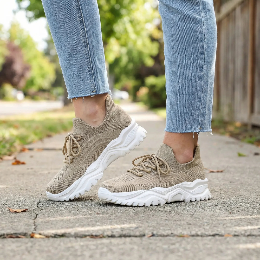 Lågprofil damsneakers Abbey för optimal komfort och stöd hela dagen. Perfekta som promenad- eller träningsskor.
